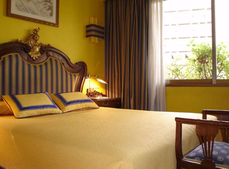 Barcelo Imagine Hotel Madrid Ruang foto A room at the hotel